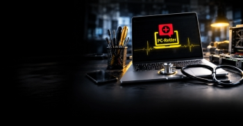 Dunkle, moderne PC-Werkstatt mit Laptop und PC-Retter-Logo auf dem Bildschirm, umgeben von Reparaturwerkzeug, technischem Zubehör und einem Stethoskop.